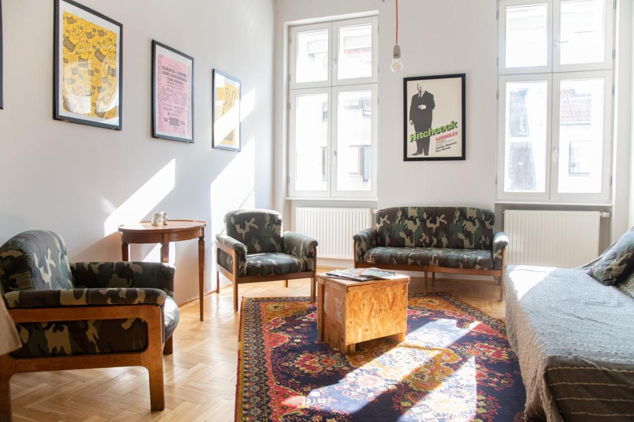 Stylishly Redecorated Apartment In Great Location Budapest Bagian luar foto