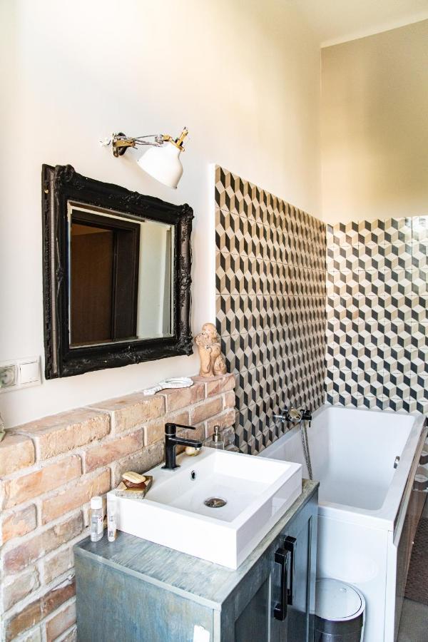 Stylishly Redecorated Apartment In Great Location Budapest Bagian luar foto